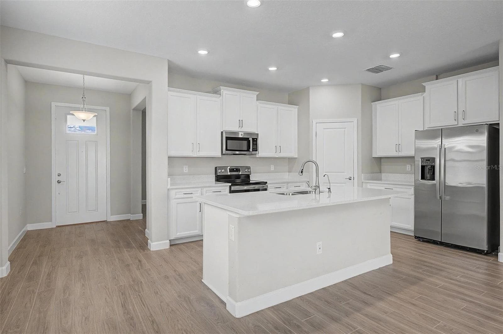 31603 MAGNA GULF LOOP photo 3