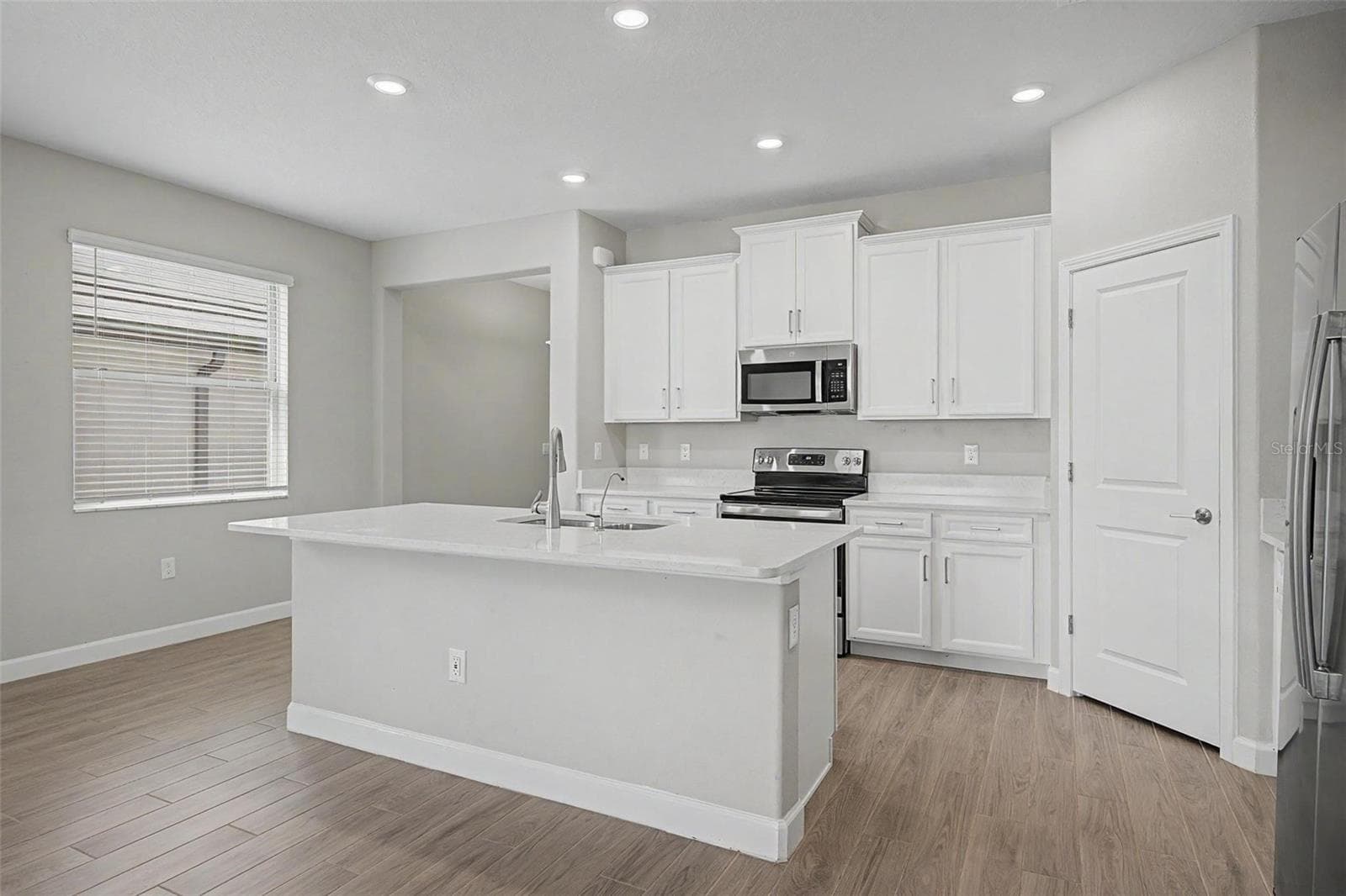 31603 MAGNA GULF LOOP photo 5